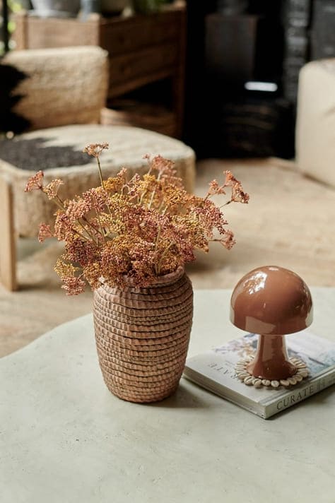 Vase en ciment beige brut